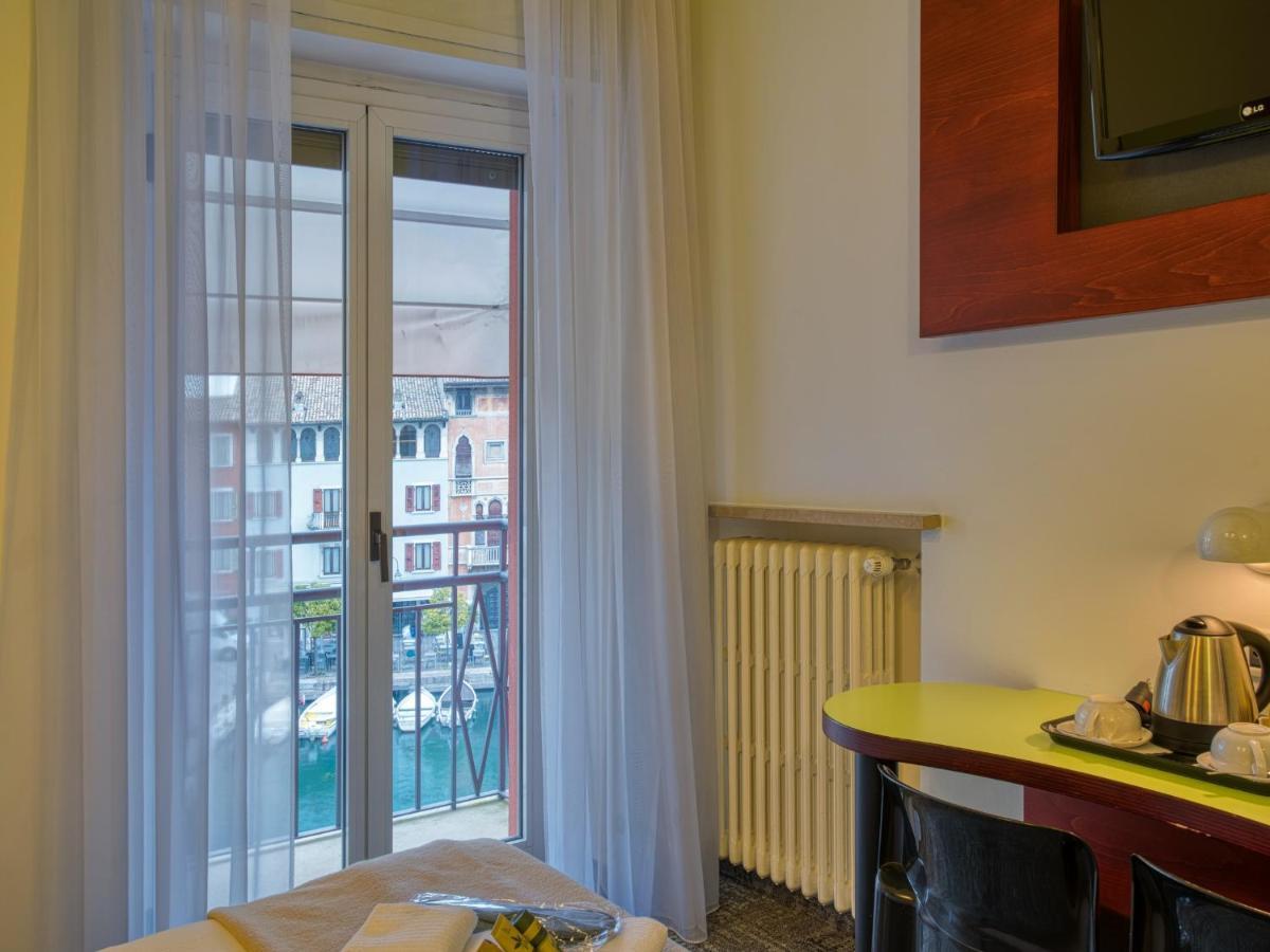 Hotel Piroscafo Desenzano del Garda Bagian luar foto