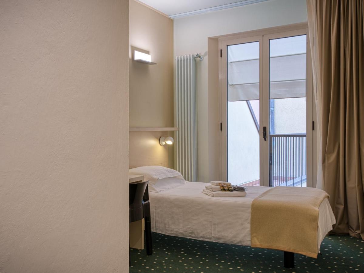 Hotel Piroscafo Desenzano del Garda Bagian luar foto